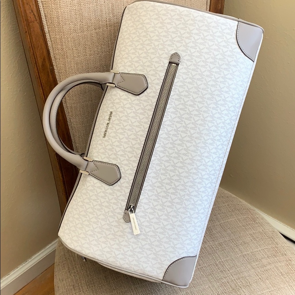Michael Kors Travel Duffle Bright White / Grey - Picture 7 of 8